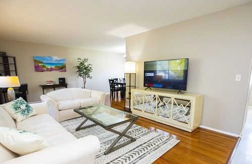 Vernon Hills Casa | Cozy home, 4 bdrm, 2.5 bath, fenced backyard, pet friendly, desirable location