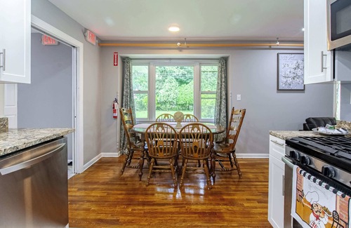 Newark Casa | ‼️Cozy Home 4BR Newark Stay w/ Yard