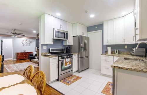 Newark Casa | ‼️Cozy Home 4BR Newark Stay w/ Yard