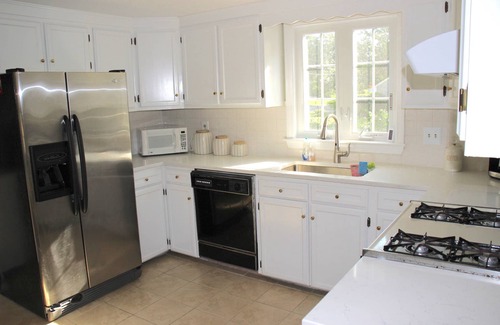 East Dennis Casa | Cozy home close to Dennis beaches **can sleep 8**