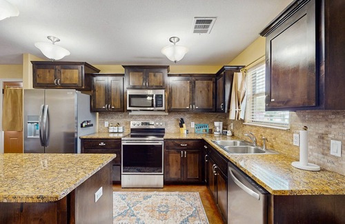 Kingsland Casa | Cozy home, close to LBJ with full kitchen, living room, patio and WIFI