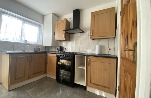 King's Norton Casa | Cozy Home-from-Home, Kings Norton Sleeps 7. With free off-street parking!