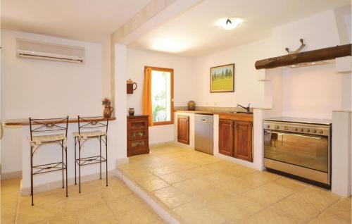 Apt Casa | Cozy Home In Apt With Wifi