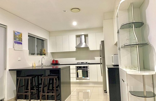 Bankstown Casa | Cozy home in Bankstown|4 Br house/Shopping/Station