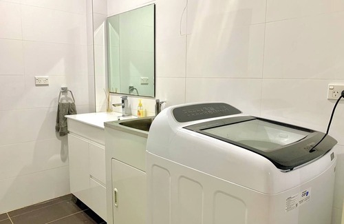 Bankstown Casa | Cozy home in Bankstown|4 Br house/Shopping/Station