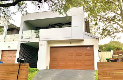 Bankstown Casa | Cozy home in Bankstown|4 Br house/Shopping/Station