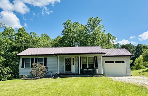 Logan Casa | Cozy home in the heart of Hocking Hills * with Hot Tub *