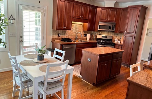 Umstead Casa | Cozy home near RDU, RTP, Angus Barn & downtown! Pet Friendly! Level-2 EV Charger