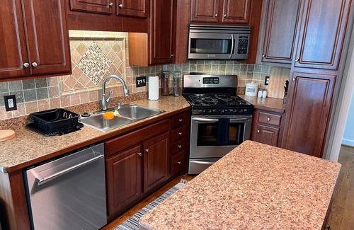 Umstead Casa | Cozy home near RDU, RTP, Angus Barn & downtown! Pet Friendly! Level-2 EV Charger