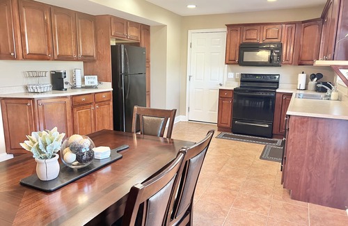 Richmond Casa | Cozy Home on Golf Course - 6 miles from I-75, Free WiFi