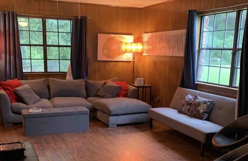 Pettit Casa | Cozy Home only 5 minutes from Lake Tenkiller!