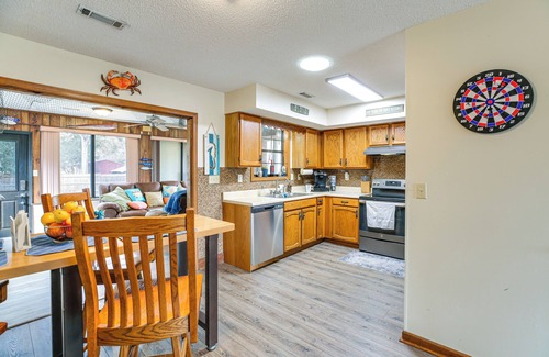 Sunset Beach Casa | Cozy Home w/ Fenced Backyard in Sunset Beach!