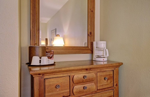 Historic District Apartamento | Cozy Hotel Room with Queen-Sized Bed