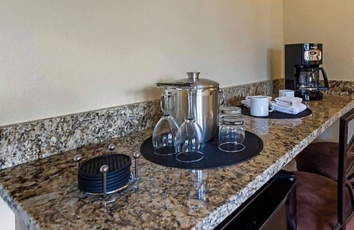 Pigeon Forge Apartamento | Cozy Hotel Suite Near Smoky Mountains & Dollywood in Pigeon Forge