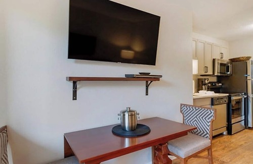 Pigeon Forge Apartamento | Cozy Hotel Suite Near Smoky Mountains & Dollywood in Pigeon Forge