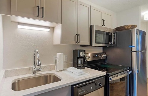 Pigeon Forge Apartamento | Cozy Hotel Suite Near Smoky Mountains & Dollywood in Pigeon Forge