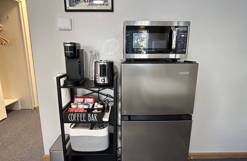 Alpine County Apartamento | Cozy Hotel Unit - steps from ski lifts, hot tub, kitchenette