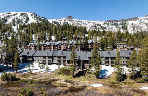 Alpine County Apartamento | Cozy Hotel Unit - steps from ski lifts, hot tub, kitchenette