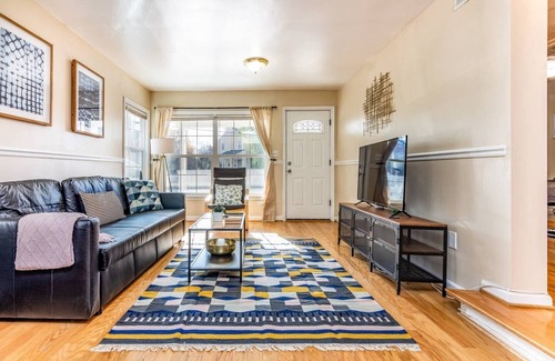 Bluemont Casa | Cozy House 10min to Monuments and DC by CozySuites