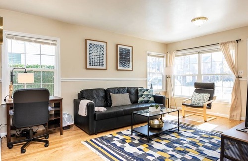Bluemont Casa | Cozy House 10min to Monuments and DC by CozySuites