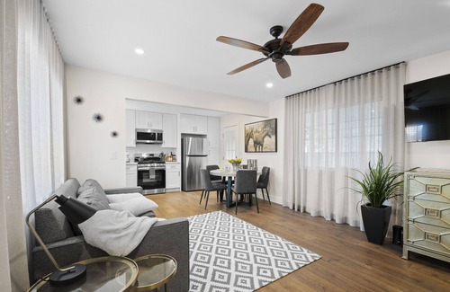 Eastside Casa | Cozy house 5 mins to the Beach close to Disneyland