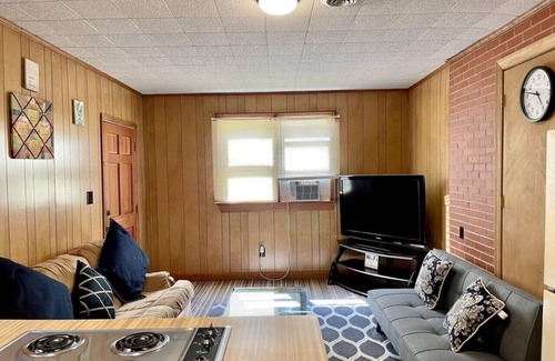 High Point Casa | Acogedora casa de 1 dormitorio y 1 baño: escondite de negocios o fin de semana