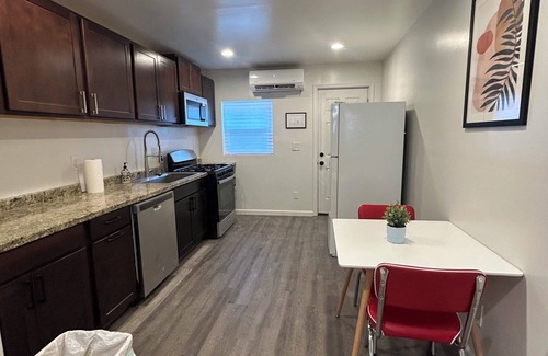 Canton Casa | Cozy house in awesome Baltimore Fells Point with WiFi, AC