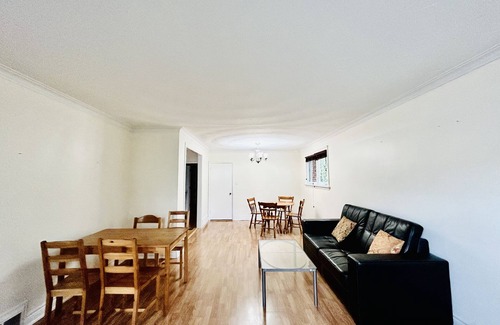 Willowdale Casa | Cozy house located in Toronto North York central business district.