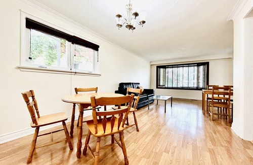 Willowdale Casa | Cozy house located in Toronto North York central business district.