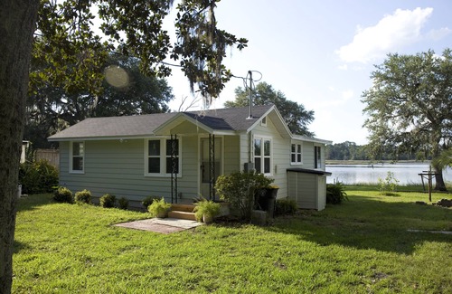 Northside Casa | Acogedora casa en el río, disfruta de la vista o pesca justo en la orilla del río