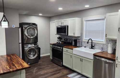 Indianapolis Casa | Cozy house will sleep many. Ten minutes from downtown.