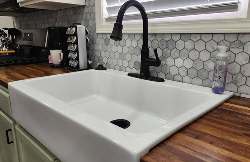 Indianapolis Casa | Cozy house will sleep many. Ten minutes from downtown.
