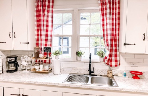 Hattiesburg Cabaña | Cozy hub cottage in downtown Hattiesburg. Sleeps 4