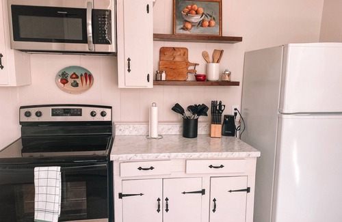 Hattiesburg Cabaña | Cozy hub cottage in downtown Hattiesburg. Sleeps 4