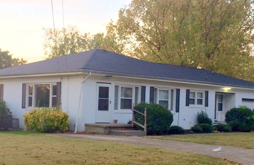 Cleveland Apartamento | "Cozy In Cleveland II", King size bed, close to Lee University, garage.