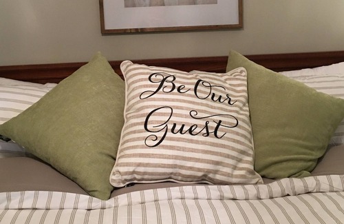 Cleveland Apartamento | "Cozy In Cleveland II", King size bed, close to Lee University, garage.