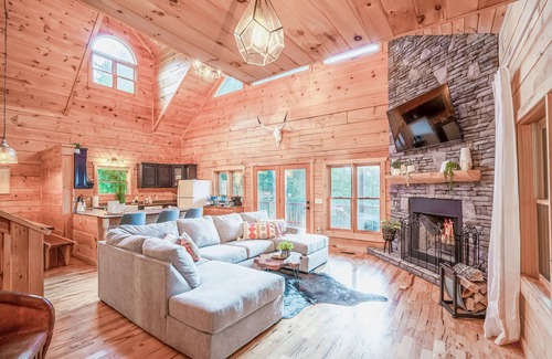 Franklin Cabina | Cozy & kid friendly cabin w/ million $ views, hot tub, game room, and fire pit!!