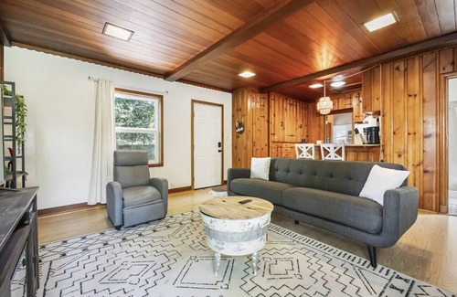 Chico Cabina | Cozy King Bed Cabin w Fireplace