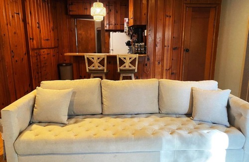 Chico Cabina | Cozy King Bed Cabin w Fireplace