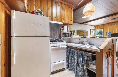 Chico Cabina | Cozy King Bed Cabin w Fireplace