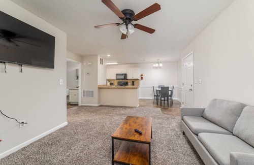 Columbus Apartamento | Cozy King Bed Retreat – Near the Airport!