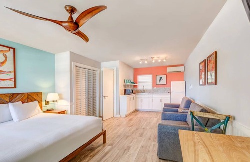 Long Key Hotel | Cozy King Studio by Water: 2 Units w/ Fridge, Kayak & Bike & Pool Access, Yoga!