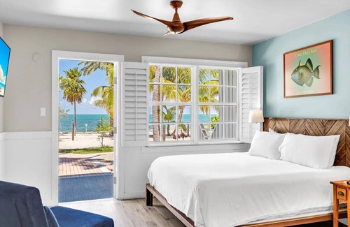 Long Key Hotel | Cozy King Studio by Water: 2 Units w/ Fridge, Kayak & Bike & Pool Access, Yoga!