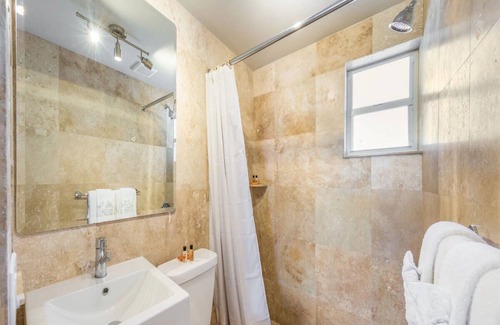 Long Key Hotel | Cozy King Studio by Water: 2 Units w/ Fridge, Kayak & Bike & Pool Access, Yoga!