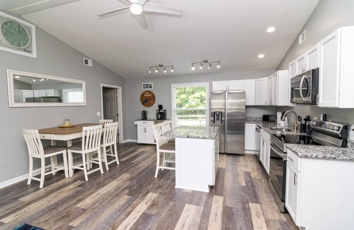 Jamestown Cabaña | Cozy Lake Cumberland Retreat with hot tub, just above Jamestown Marina!