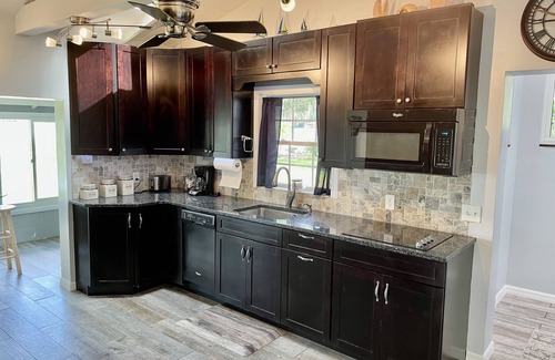 Clermont Cabaña | Cozy Lake Front Cottage