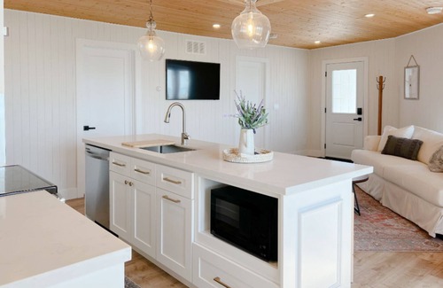 Turkey Point Cabaña | Cozy Lake Front ‘Tiki’ Cottage