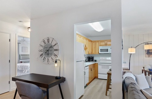 Lake Geneva Condominio | Cozy Lake Geneva Condo | Amenities | WiFi