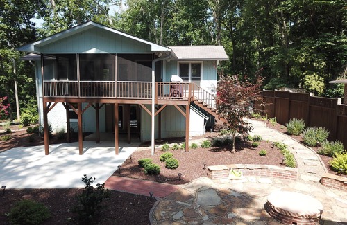 Hayesville Cabina | Cozy Lakefront 2-bedroom cabin on Lake Chatuge in Hayesville Bonus sleeping area