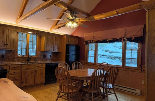 Paupack Cabina | Cozy Lakefront Cabin with private dock - kid and pet friendly!